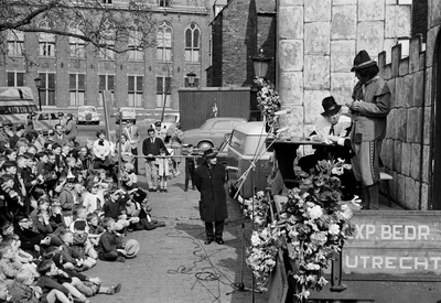 127327 Afbeelding van de opvoering van de Wagenspelers op het Nicolaaskerkhof te Utrecht, ter gelegenheid van Koninginnedag.